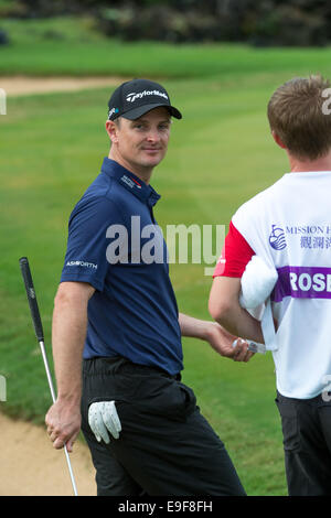 Haikou, China. 26. Oktober 2014. Justin Rose am Ende des 18. Credit: Jayne Russell/Alamy Live News Stockfoto