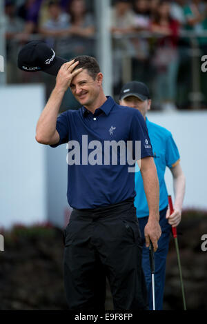 Haikou, China. 26. Oktober 2014. Justin Rose am Ende des 18. Credit: Jayne Russell/Alamy Live News Stockfoto