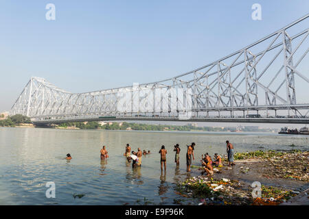 Menschen Baden am Mullik Ghat. Kolkata, Westbengalen, Indien Stockfoto