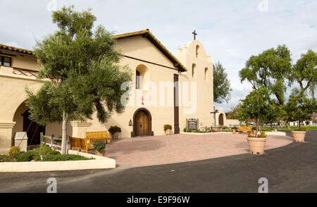 Bewölkter Tag an Santa Ines Mission Kalifornien Stockfoto