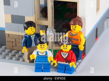 Tambow, Russische Föderation - 12. Januar 2014 glücklich LEGO Familie stand in der Nähe seines Hauses. Stockfoto