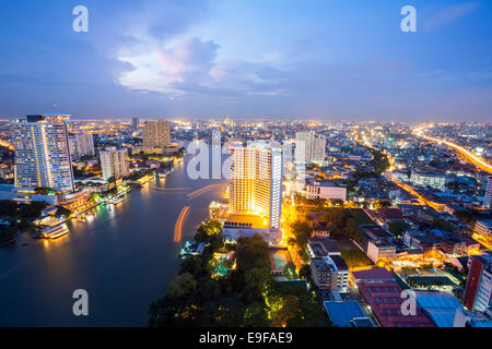 Skyline von Bangkok in der Abenddämmerung Stockfoto