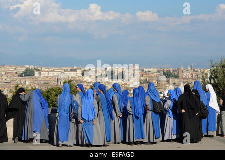 Rom. Italien. Eine Gruppe von Nonnen nehmen Sie den Blick auf die Stadt vom Piazza Garibaldi auf dem Gianicolo-Hügel. Stockfoto