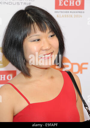 München, Deutschland. 26. Oktober 2014. Geigerin Tianwa Yang kommt zur Preisverleihung "Echo Klassik" Musik in der Philharmonie in München, 26. Oktober 2014. Bildnachweis: Dpa picture Alliance/Alamy Live News Stockfoto