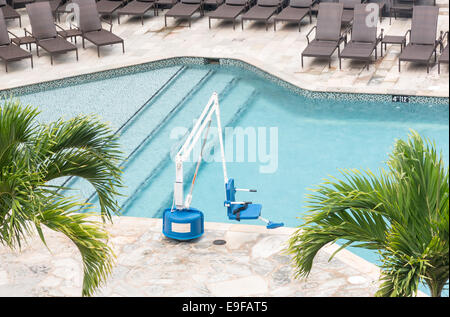 Behinderte Personen Pool Lift schwimmend Stockfoto