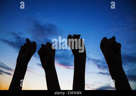 Vier angehoben ballte die Fäuste Stockfoto