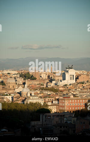 Rom. Italien. Blick über die Stadt in Richtung Piazza Venezia von der Piazza Garibaldi auf dem Gianicolo-Hügel. Stockfoto