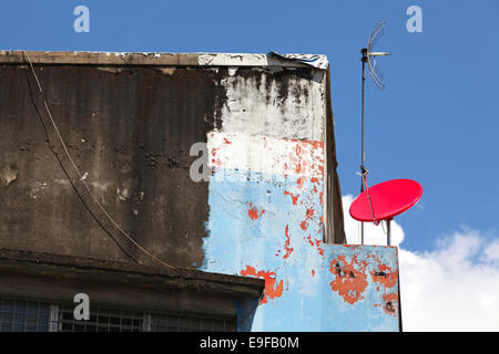 roten Satellitenschüssel auf Gebäude Stockfoto