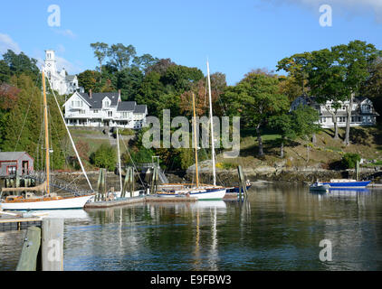 Segelboote und Motorboote in Rockport-Marine-Hafen in der Nähe von Camden, Maine angedockt Stockfoto