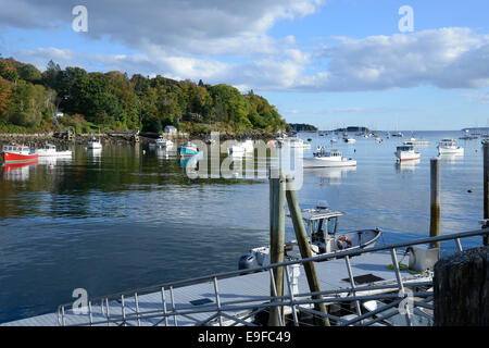 viele Arten von Booten in den Rockport-Marine-Hafen in der Nähe von Camden, Maine Stockfoto