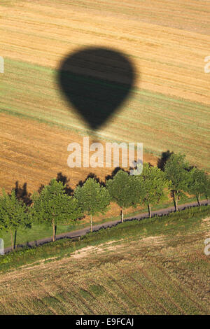 Schatten von einem Heißluftballon in einem Feld Stockfoto