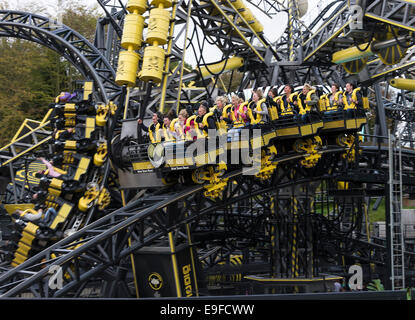 Das Smiler Achterbahnfahrt im Alton Towers Themenpark in der Nähe von Cheadle Staffordshire England Vereinigtes Königreich UK Stockfoto