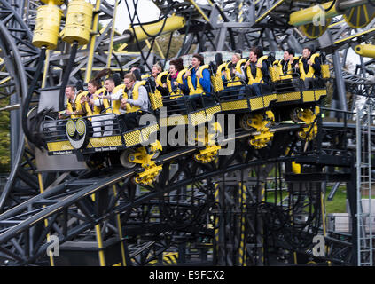 Das Smiler Achterbahnfahrt im Alton Towers Themenpark in der Nähe von Cheadle Staffordshire England Vereinigtes Königreich UK Stockfoto