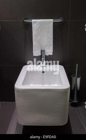 Moderne quadratische Bidet im Badezimmer Stockfoto