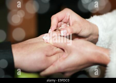 Braut Bräutigam Hochzeit Ring aufsetzen Stockfoto