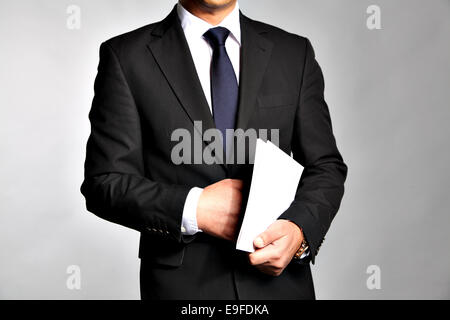 Geschäftsmann hält eine Broschüre Stockfoto