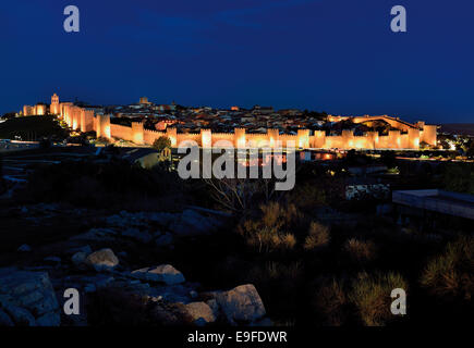 Spanien, Castilla-León: Nächtliche Blick auf den mittelalterlichen Stadtmauern der Weltkulturerbe Stadt Ávila Stockfoto