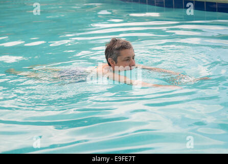 Ältere Dame im pool Stockfoto