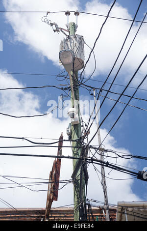 Durcheinander von Drähten auf Elektromasten Stockfoto