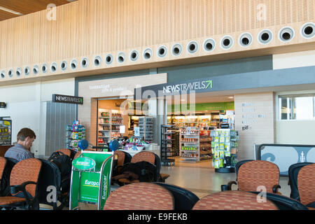 Mann, sitzend in Launceston Flughafen Abflug- und Ankunftshalle Lounge, Tasmanien, Australien Stockfoto