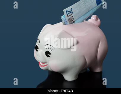 20 Euro-Schein in Slot Piggy Bank Stockfoto