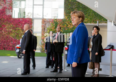 Berlin, Deutschland. 27. Oktober 2014. Angela Merkel, Bundeskanzlerin, begrüßt der Präsident der Republik Chile, Michelle Bachelet, mit militärischen Ehren in der deutschen Kanzlei am 27. Oktober 2014 in Berlin, Deutschland. / Bild: Michelle Bachelet, Präsident der Republik Chile und Bundeskanzlerin Angela Merkel. Bildnachweis: Reynaldo Chaib Paganelli/Alamy Live-Nachrichten Stockfoto