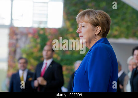 Berlin, Deutschland. 27. Oktober 2014. Angela Merkel, Bundeskanzlerin, begrüßt der Präsident der Republik Chile, Michelle Bachelet, mit militärischen Ehren in der deutschen Kanzlei am 27. Oktober 2014 in Berlin, Deutschland. / Bild: Michelle Bachelet, Präsident der Republik Chile und Bundeskanzlerin Angela Merkel. Bildnachweis: Reynaldo Chaib Paganelli/Alamy Live-Nachrichten Stockfoto