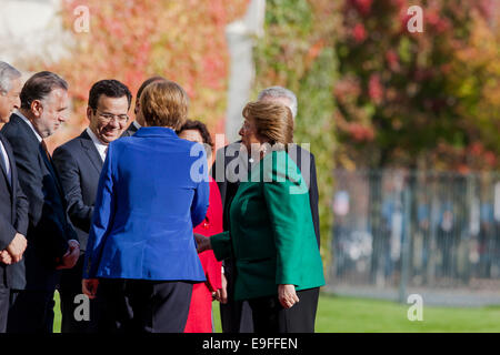 Berlin, Deutschland. 27. Oktober 2014. Angela Merkel, Bundeskanzlerin, begrüßt der Präsident der Republik Chile, Michelle Bachelet, mit militärischen Ehren in der deutschen Kanzlei am 27. Oktober 2014 in Berlin, Deutschland. / Bild: Michelle Bachelet, Präsident der Republik Chile und Bundeskanzlerin Angela Merkel. Bildnachweis: Reynaldo Chaib Paganelli/Alamy Live-Nachrichten Stockfoto