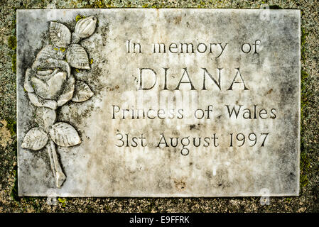 Gedenktafel für Prinzessin Diana in einem Garten in Westbury UK Stockfoto