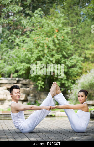 Junges Paar beim yoga Stockfoto