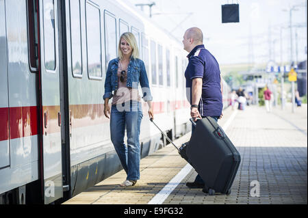 Paar Mit Koffer Auf Dem Bahnsteig Stockfoto