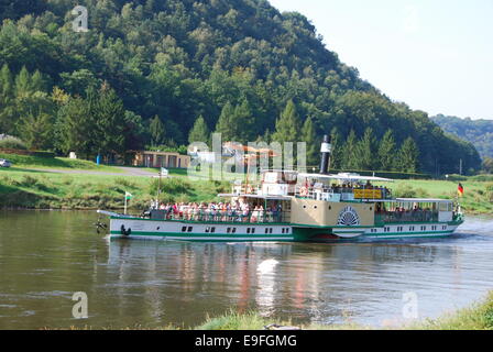 Schaufelrad-Dampfer auf elbe Stockfoto