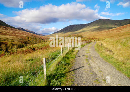 Die Straße reiste weniger in den schottischen Highlands. Unbefestigte Straße führt ins Auge in den fernen Horizont. Stockfoto