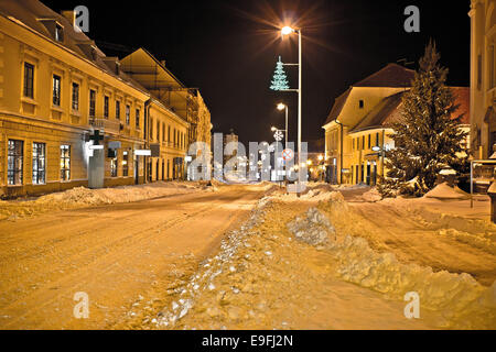 Stadt im tiefen Schnee an Weihnachten Stockfoto