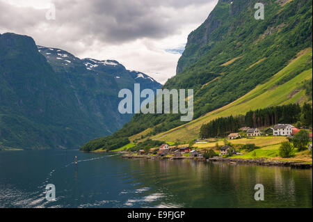 Kleines Dorf in Naeroyfjord, Norwegen Stockfoto