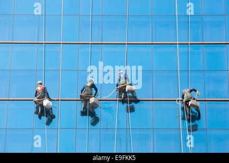 Saubere Fenster Arbeiter als Team auf einem Wolkenkratzer in der Innenstadt von Seoul, Südkorea Stockfoto