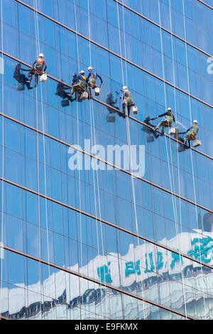 Saubere Fenster Arbeiter als Team auf einem Wolkenkratzer in der Innenstadt von Seoul, Südkorea Stockfoto