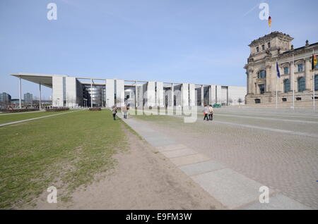 Berliner Platz der Republik und reichstag Stockfoto