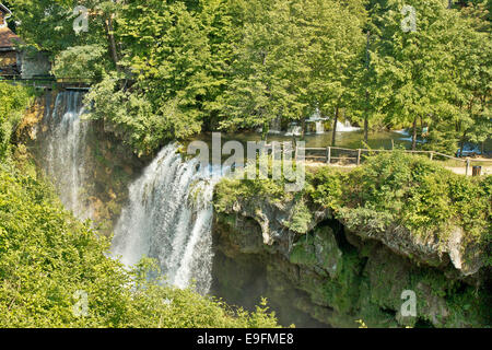 Wasserfälle in der grünen Natur des Flusses Korana Stockfoto