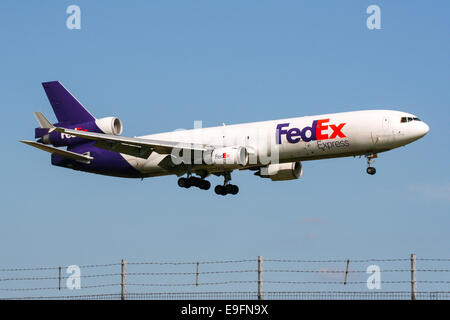 FedEx McDonnell Douglas MD-11 nähert sich Start-und Landebahn 23 am Flughafen London Stansted. Stockfoto