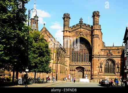 Kathedrale-Kirche Christi und der Heiligen Jungfrau Maria betrachtet von Northgate Street, Chester, Cheshire, England, UK, Europa. Stockfoto