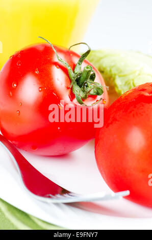 Tomaten auf Teller Stockfoto