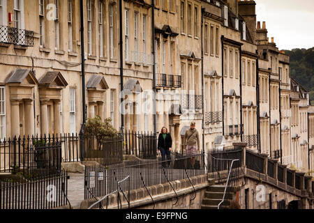 Großbritannien, England, Wiltshire, Bad, River Street, Lansdown Road elegante Bathstone Häuser auf einem steilen Hügel Stockfoto