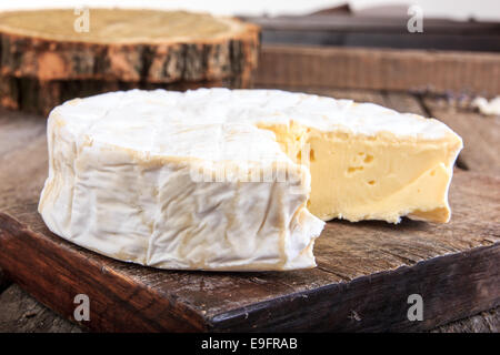 Runde Käse Rad auf Holzbrett ohne eine Scheibe Stockfoto