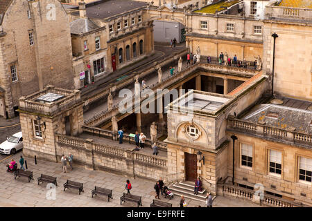 Bad, Roman Baths, Wiltshire, England, UK erhöhte Ansicht von Bath Abbey Tower Stockfoto