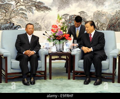 Peking, China. 27. Oktober 2014. Liu Yunshan (R), Mitglied des ständigen Ausschusses des Politbüros des Zentralkomitees der kommunistischen Partei von China (CPC) und Sekretär des Sekretariats des ZK der trifft mit Generalsekretär der kambodschanischen Volkspartei Volkspartei (CPP) sagen Chhum, auch der erste Vize-Präsident des kambodschanischen Senats, in Peking, Hauptstadt von China, 27. Oktober 2014. © Rao Aimin/Xinhua/Alamy Live-Nachrichten Stockfoto