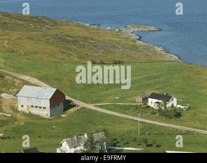Dieses Luftbild, aufgenommen von Widerøes Flyveselskap, zeigt Dønna kommune in Norwegen. Der schräge Winkel fängt die Topographie und Landschaft der Gemeinde ein, die in der Nationalbibliothek von Norwegen untergebracht ist. Stockfoto