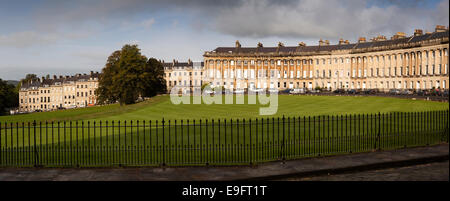 Großbritannien, England, Wiltshire, Bad, Royal Crescent, Panoramablick in Richtung Marlborough Gebäude Stockfoto