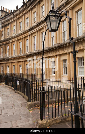 Großbritannien, England, Wiltshire, Bad, The Circus, Lampe am Eingang der elegant geschwungenen Palladio Terrasse von Stadthäusern, abgeschlossen im Jahre 1768 Stockfoto