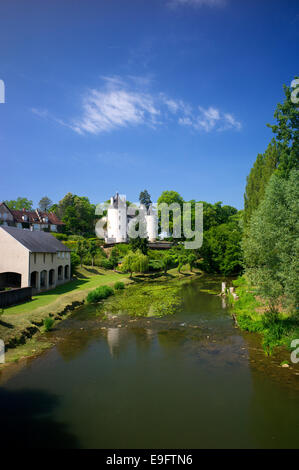 Schloss und Fluss Creuse in Le Pont-Chretien-Chabenet, Indre, Frankreich Stockfoto